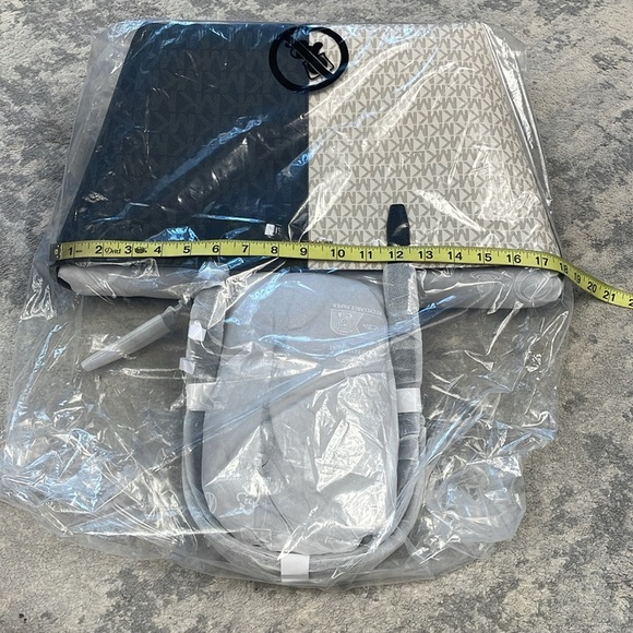 NWT MICHAEL Michael Kors Jet Set Travel Medium Two Tone Logo Tote Bag Black - Picture 10 of 15